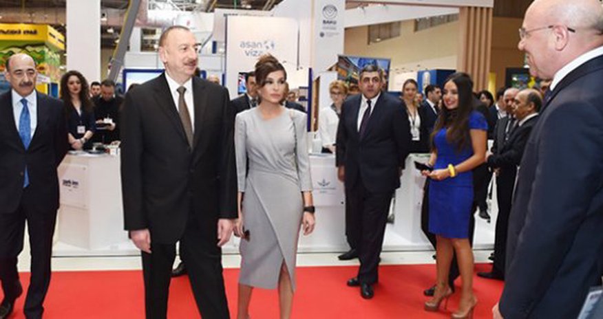 Prezident xanımı və qızı ilə sərgidə Prezident xanımı və qızı ilə sərgidə