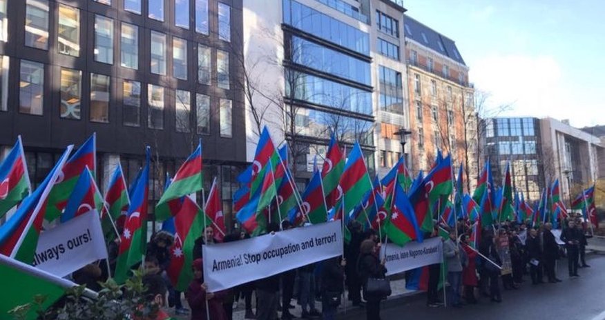 Азербайджанцы провели массовую акцию в Брюсселе Азербайджанцы провели массовую акцию в Брюсселе