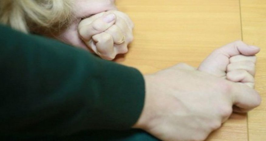 Müəllim məktəbin süpürgəçisini zorladı - Azərbaycanda Müəllim məktəbin süpürgəçisini zorladı - Azərbaycanda