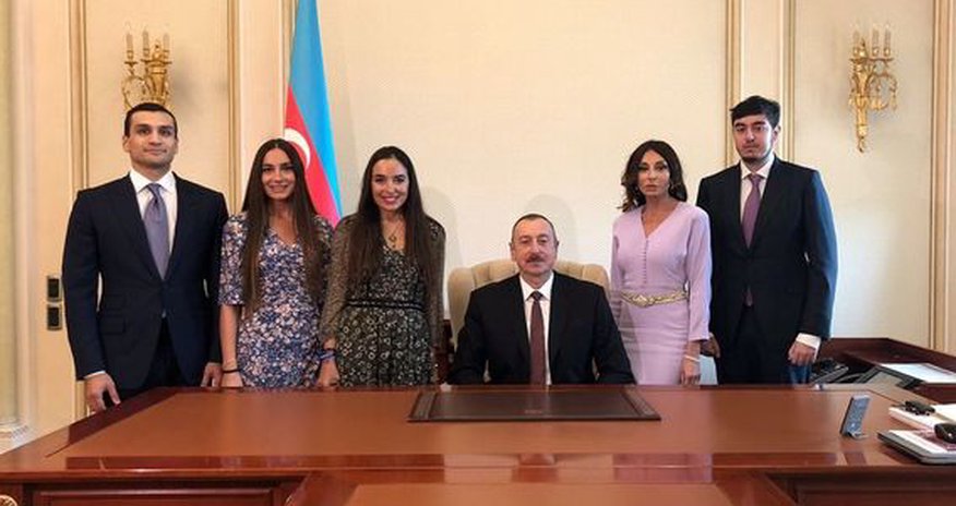 İlham Əliyev iş otağını göstərdi - FOTO İlham Əliyev iş otağını göstərdi - FOTO