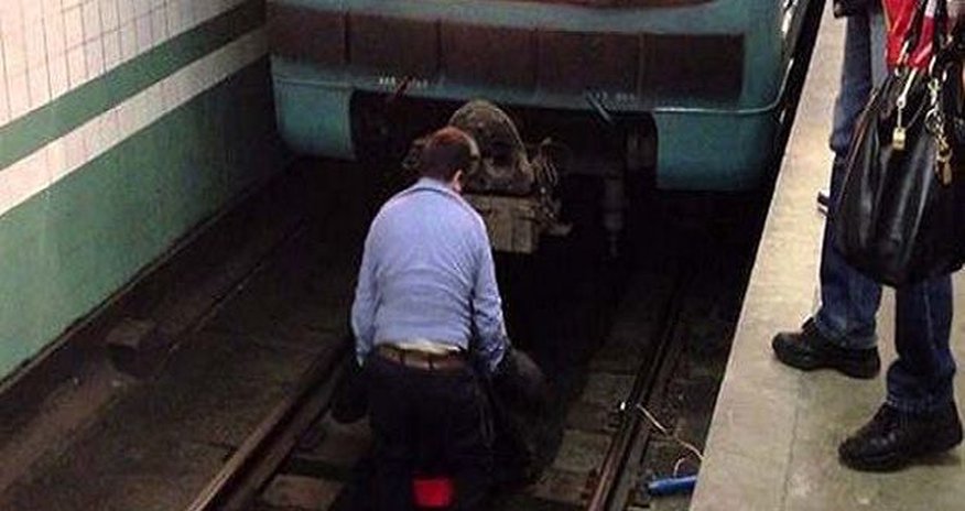 Bakı metrosunda özünü qatarın altına atan qadının başı bədənindən ayrıldı Bakı metrosunda özünü qatarın altına atan qadının başı bədənindən ayrıldı