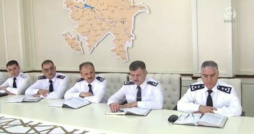Ramiz Mehdiyevin keçirdiyi təqdimatda generala zəng gəldi - Video+Foto Ramiz Mehdiyevin keçirdiyi təqdimatda generala zəng gəldi - Video+Foto