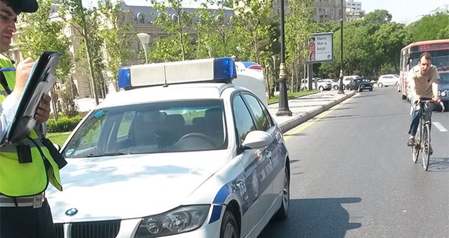 Maşını yolun ortasında saxlayanlara xəbərdarlıq Maşını yolun ortasında saxlayanlara xəbərdarlıq