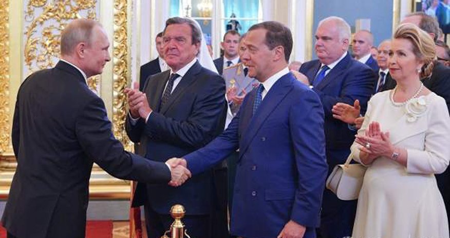 Putin baş nazir postuna Medvedevi irəli sürdü Putin baş nazir postuna Medvedevi irəli sürdü