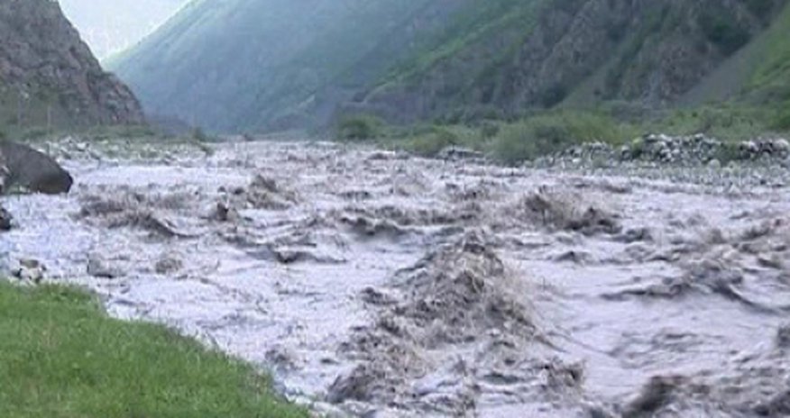 Talaçayın daşması 4 nəfəri sel sularına atdı Talaçayın daşması 4 nəfəri sel sularına atdı