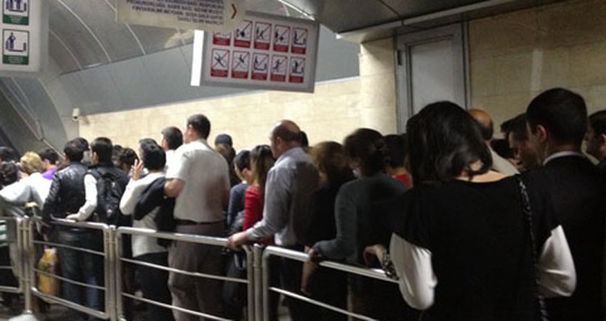 Bakı metrosunda qorxulu anlar: tunel tüstüləndi Bakı metrosunda qorxulu anlar: tunel tüstüləndi