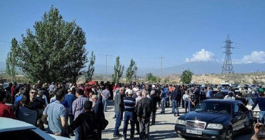 Erməni milyarderə qarşı etirazlar səngimir Erməni milyarderə qarşı etirazlar səngimir
