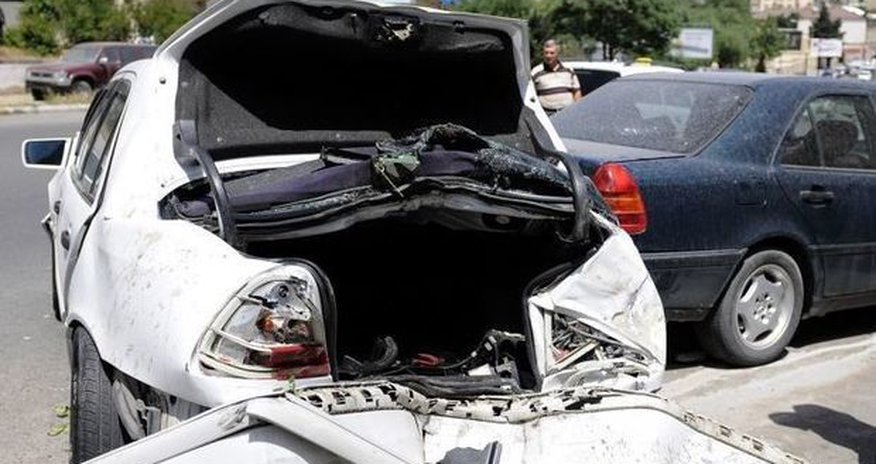 Автомобиль врезался в столб в Баку: есть жертва Автомобиль врезался в столб в Баку: есть жертва