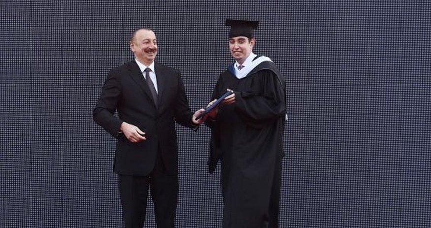 Prezident və ailəsi məzun günündə: Heydər Əliyev diplom aldı (FOTOLAR) Prezident və ailəsi məzun günündə: Heydər Əliyev diplom aldı (FOTOLAR)