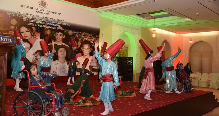 Mehriban Əliyeva Pakistanda uşaqları sevindirdi Mehriban Əliyeva Pakistanda uşaqları sevindirdi