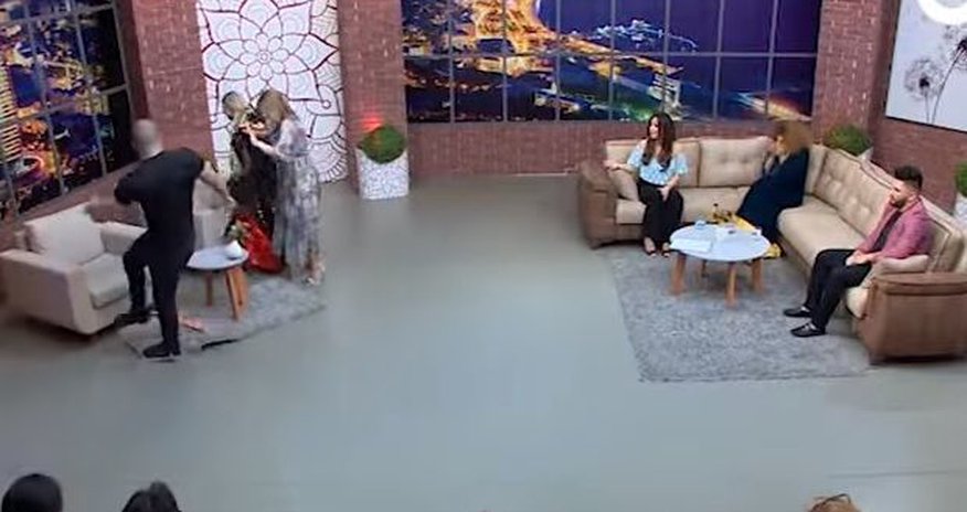Rəqqasə və idmançı efirdə əlbəyaxa oldu - VİDEO Rəqqasə və idmançı efirdə əlbəyaxa oldu - VİDEO