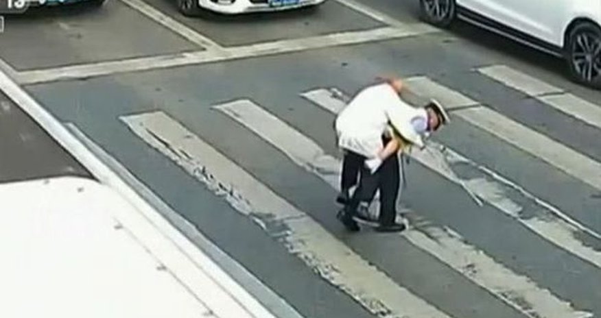 Полицейский перенес пенсионера через дорогу на спине - ВИДЕО Полицейский перенес пенсионера через дорогу на спине - ВИДЕО