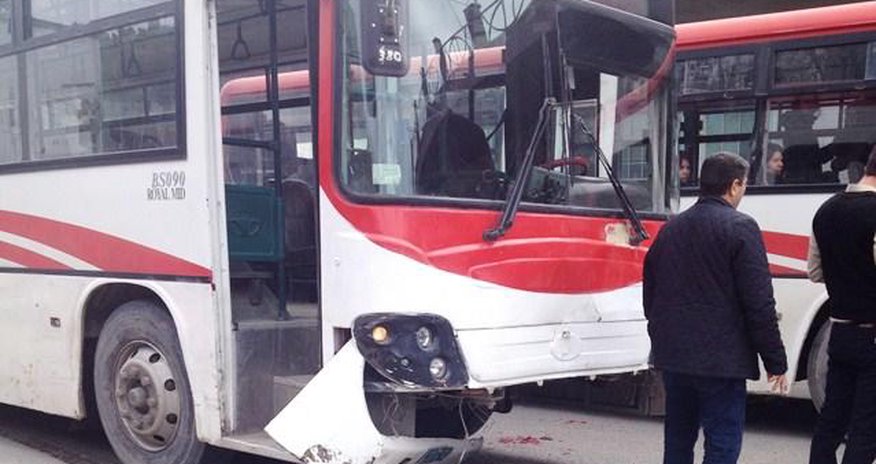 Bakıda avtobus sürətlə dayanacağa çırpıldı Bakıda avtobus sürətlə dayanacağa çırpıldı