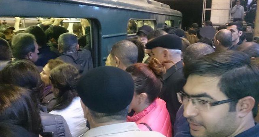 Bakı metrosunda olay: körpənin əli... Bakı metrosunda olay: körpənin əli...