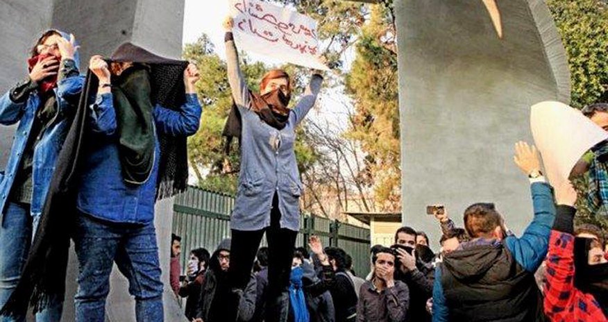 İranda etirazlar: Qadın küçədə hicabı açdı və… – Video İranda etirazlar: Qadın küçədə hicabı açdı və… – Video
