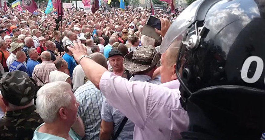 В центре Киева начались столкновения В центре Киева начались столкновения