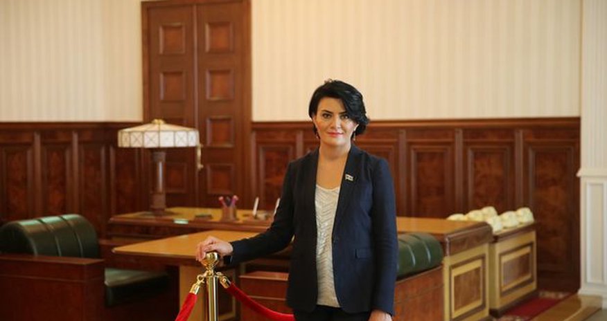 Deputat gənc qızın intiharından danışdı Deputat gənc qızın intiharından danışdı