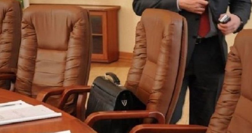 Yüksək rütbəli məmur İSTEFA VERDİ - FOTO Yüksək rütbəli məmur İSTEFA VERDİ - FOTO