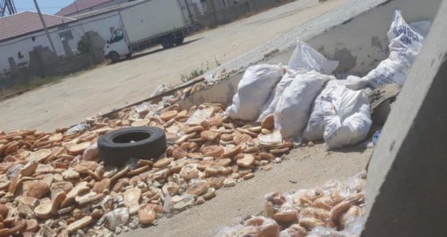 Bakıda yüzlərlə çörək zibilliyə atıldı Bakıda yüzlərlə çörək zibilliyə atıldı