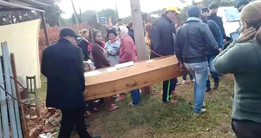 Gənc oğlan öz dəfnində iştirak etdi… Gənc oğlan öz dəfnində iştirak etdi…