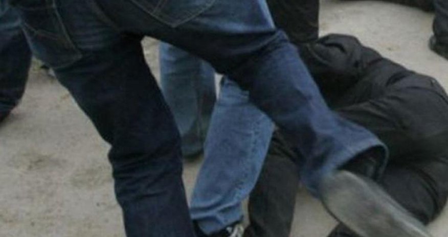 Şəhid anasını təhqir edən məmur döyüldü Şəhid anasını təhqir edən məmur döyüldü