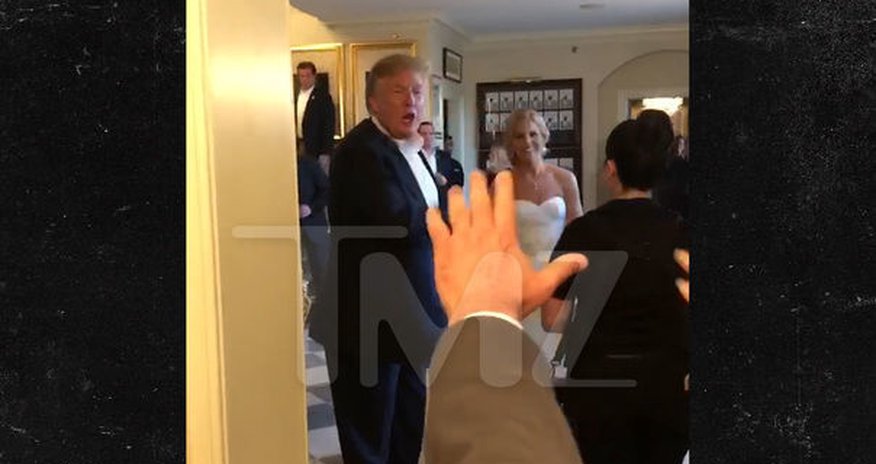 Трамп случайно зашел на чужую свадьбу Трамп случайно зашел на чужую свадьбу