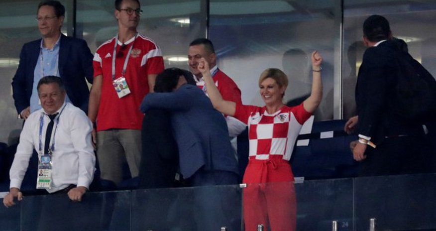 Xorvatiya prezidenti Rusiya üzərində qələbəni futbolçularla qeyd edib — FOTO Xorvatiya prezidenti Rusiya üzərində qələbəni futbolçularla qeyd edib — FOTO