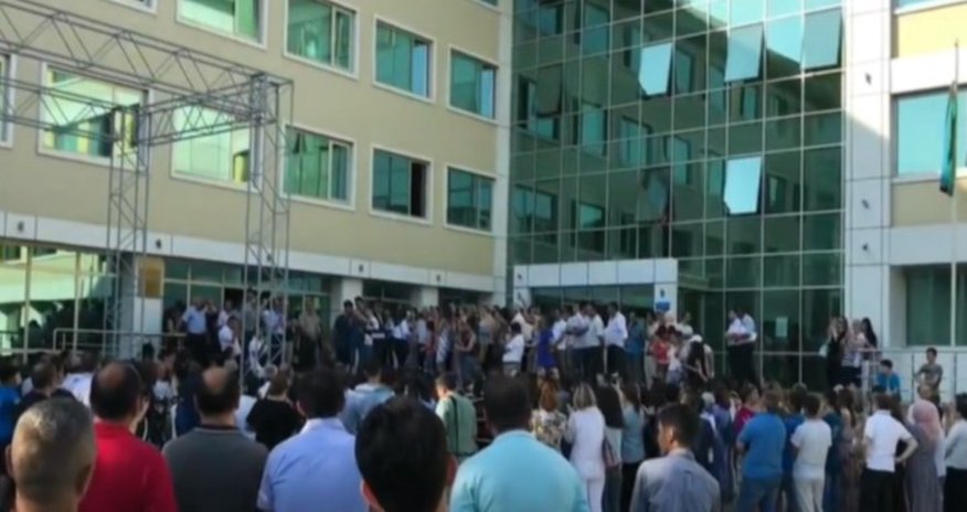 “İstək” liseyi qarşısında etiraz aksiyası – VIDEO “İstək” liseyi qarşısında etiraz aksiyası – VIDEO