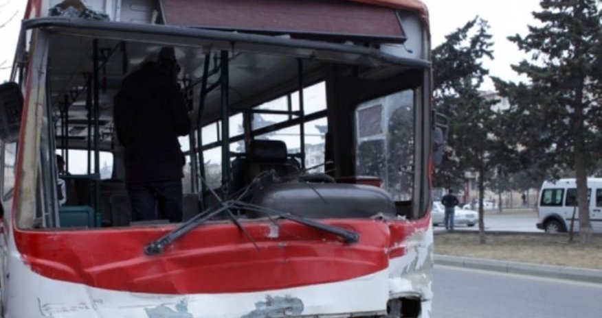 Sərnişinlərlə dolu avtobus qəzaya uğradı Sərnişinlərlə dolu avtobus qəzaya uğradı