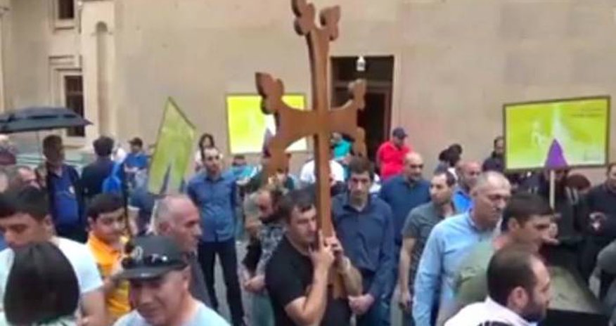 Ermənistanda yenidən etirazlar başladı Ermənistanda yenidən etirazlar başladı