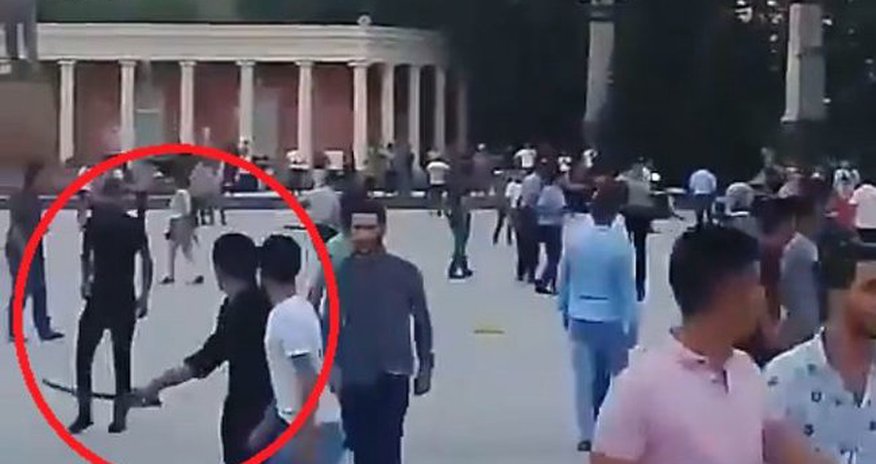 Gəncədə polisi xəncərlə öldürən Rəşadın görüntüləri yayıldı - VİDEO Gəncədə polisi xəncərlə öldürən Rəşadın görüntüləri yayıldı - VİDEO