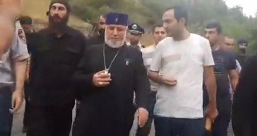 Ermənistan əhalisi yenə küçələrə axışdı - Katalikosun maşını mühasirəyə alındı Ermənistan əhalisi yenə küçələrə axışdı - Katalikosun maşını mühasirəyə alındı