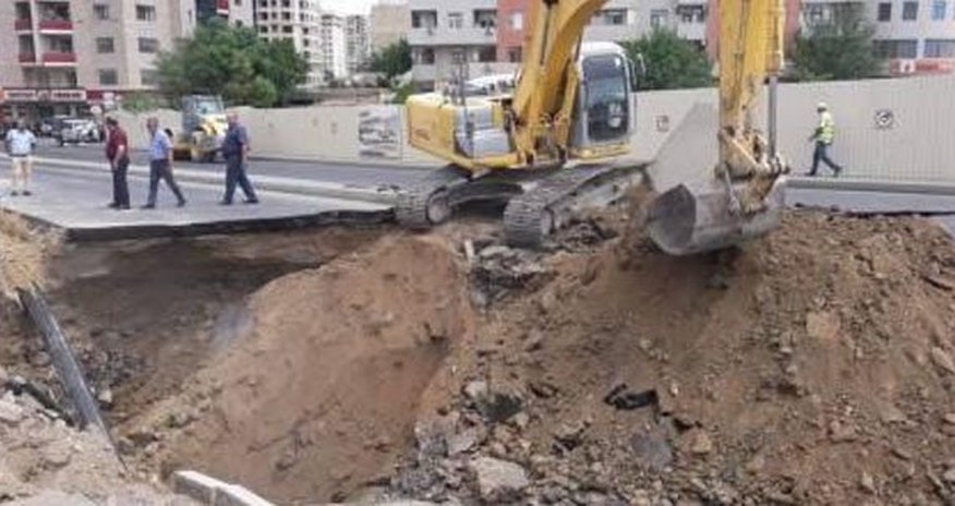Bakıda çökmüş yolun altında gizli tunel aşkarlandı Bakıda çökmüş yolun altında gizli tunel aşkarlandı