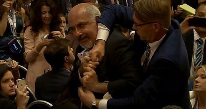 Putinlə Trampın mətbuat konfransında jurnalistə zor tətbiq edildi - VİDEO Putinlə Trampın mətbuat konfransında jurnalistə zor tətbiq edildi - VİDEO