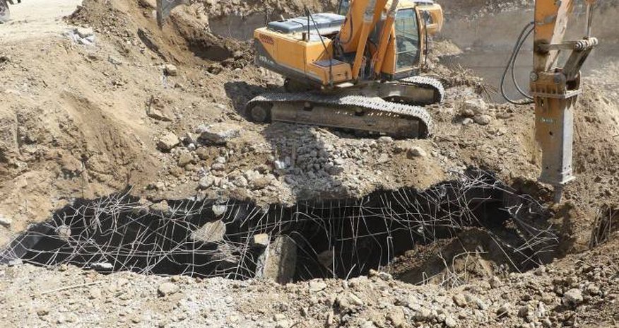 Çökən yolun altında 2 mərtəbəli zirzəmi aşkarlanıb - FOTOLAR Çökən yolun altında 2 mərtəbəli zirzəmi aşkarlanıb - FOTOLAR