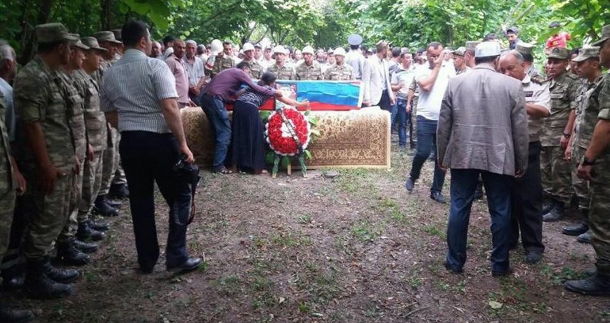 Şəhidimiz izdihamla dəfn edildi – Foto Şəhidimiz izdihamla dəfn edildi – Foto