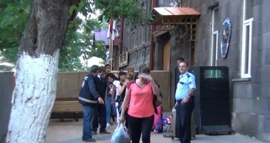 Qarsda 14 azərbaycanlı qadın saxlanıldı Qarsda 14 azərbaycanlı qadın saxlanıldı