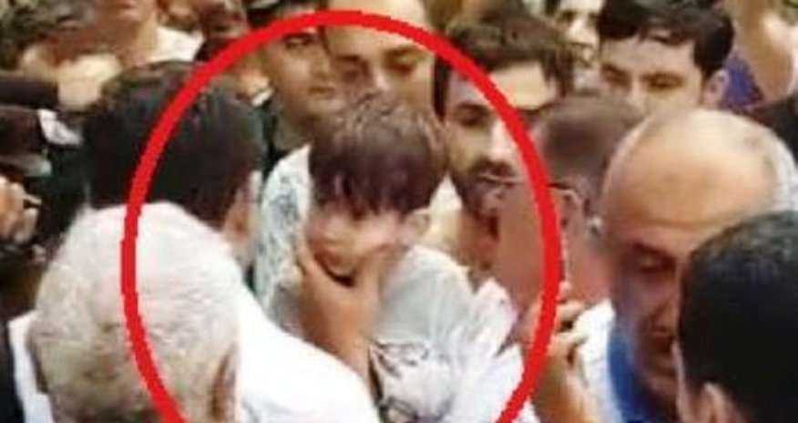 Ailəsi Nabranda 3 yaşlı uşağı tapan kişinin ayaqlarından öpdü - VİDEO Ailəsi Nabranda 3 yaşlı uşağı tapan kişinin ayaqlarından öpdü - VİDEO