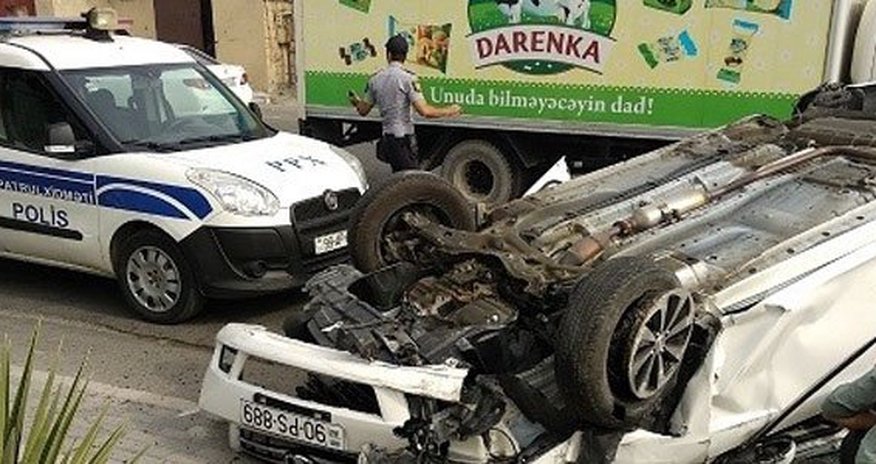 Bakıda taksi beş avtomobilə çırpılaraq aşdı: xəsarət alanlar var Bakıda taksi beş avtomobilə çırpılaraq aşdı: xəsarət alanlar var