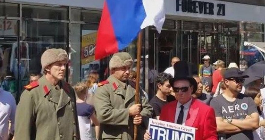 «Русских солдат» поставили охранять звезду Трампа в Голливуде «Русских солдат» поставили охранять звезду Трампа в Голливуде