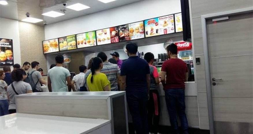"KFC"də satıcı ilə müştəri arasında dava - VİDEO "KFC"də satıcı ilə müştəri arasında dava - VİDEO