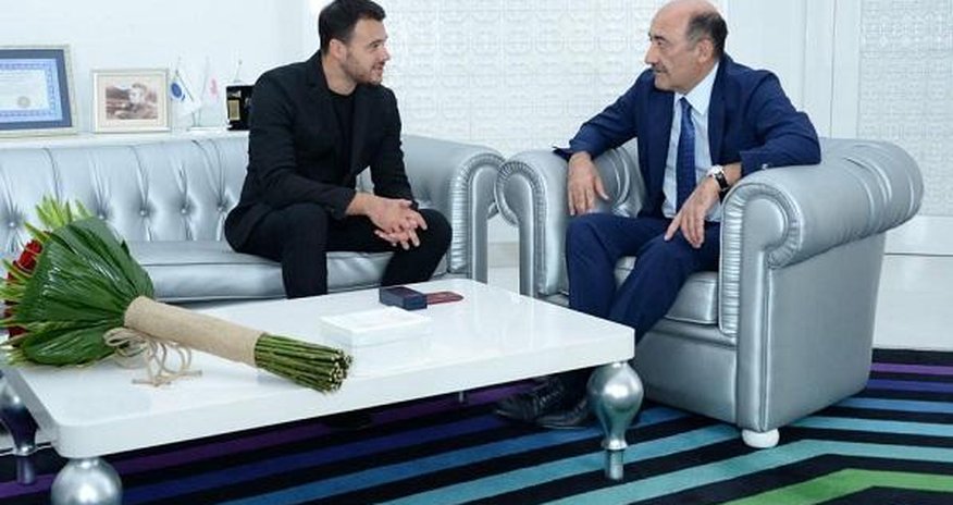 Nazir Xalq artisti adını Eminə təqdim etdi Nazir Xalq artisti adını Eminə təqdim etdi