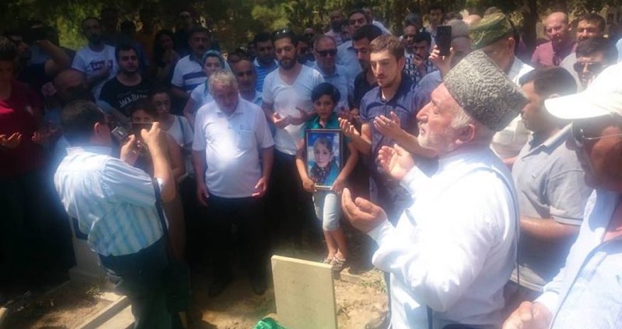Mehman Hüseynovun anası dəfn edildi – FOTOLAR Mehman Hüseynovun anası dəfn edildi – FOTOLAR