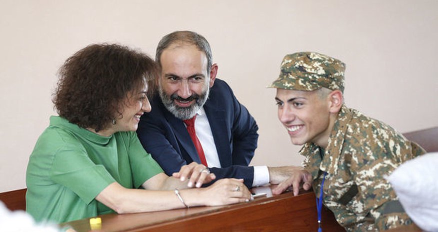 Şəhid bacısından Paşinyanın arvadına tutarlı cavab Şəhid bacısından Paşinyanın arvadına tutarlı cavab