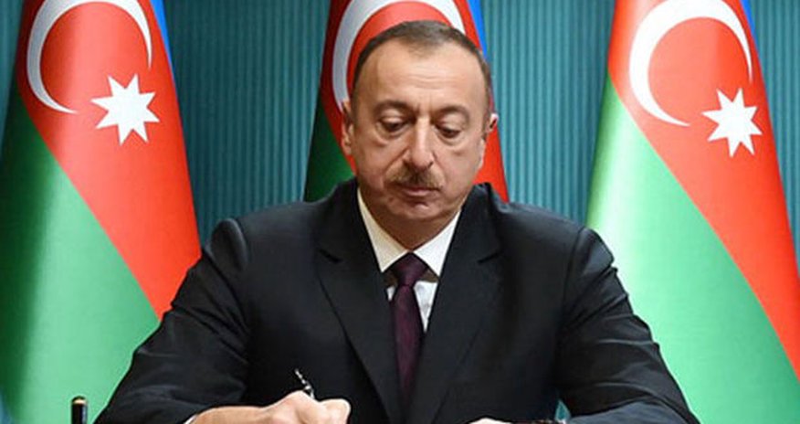 İlham Əliyev məşhur heykəltəraşı təltif etdi İlham Əliyev məşhur heykəltəraşı təltif etdi