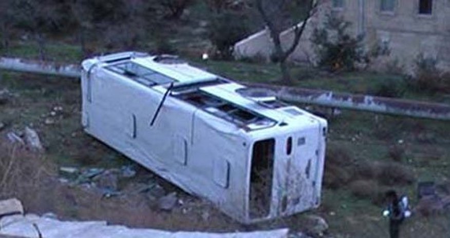 Bakıda sərnişin avtobusu dərəyə aşdı Bakıda sərnişin avtobusu dərəyə aşdı