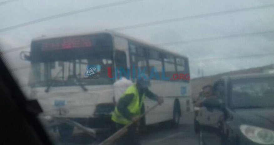 Bakıda sərnişin avtobusu zəncirvari qəza törətdi Bakıda sərnişin avtobusu zəncirvari qəza törətdi