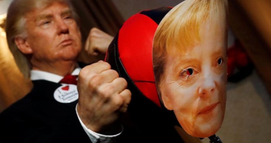 Trumpın Merkelə yumruq atdığı görüntü nümayiş olundu. Trumpın Merkelə yumruq atdığı görüntü nümayiş olundu.
