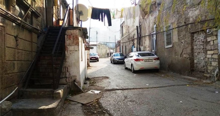 Bakının bu ərazisi də sökülür Bakının bu ərazisi də sökülür