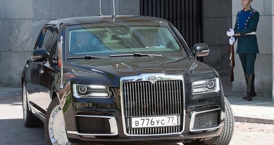Putinin kortejində yeni model avtomobil Putinin kortejində yeni model avtomobil